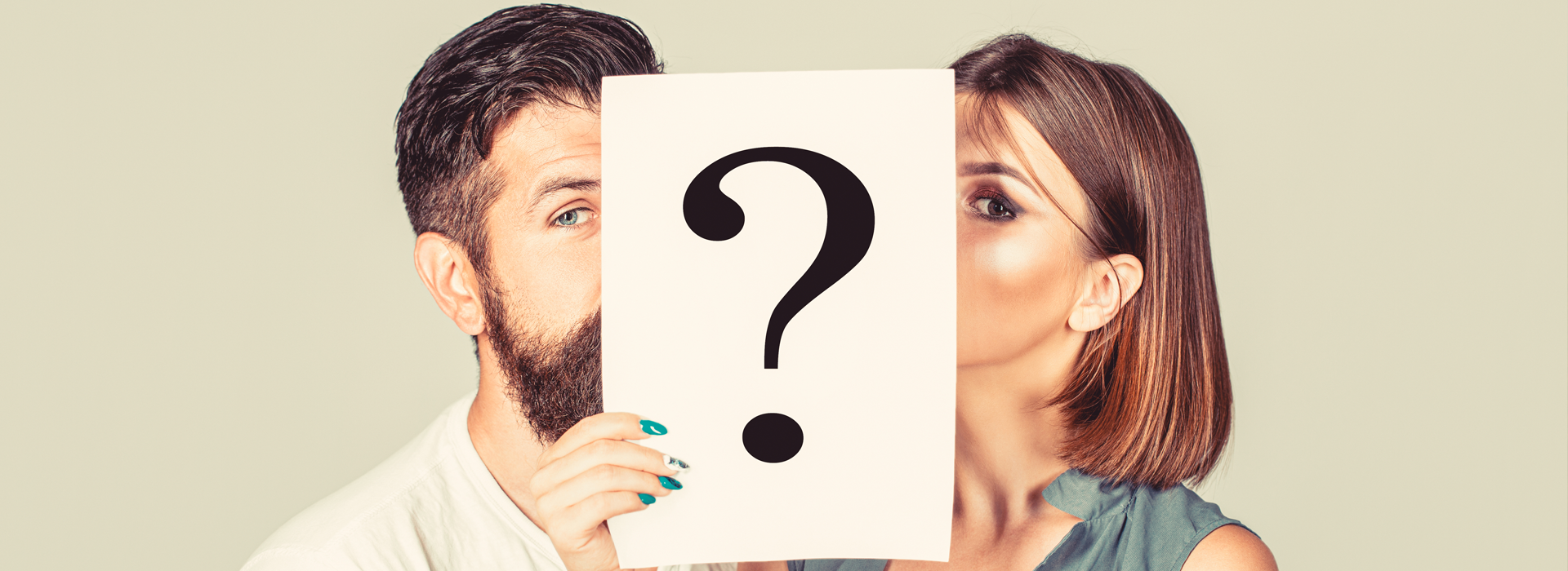 Obrazek przedstawiający mężczyznę i kobietę ze znakeim zapytania na białej kartce papieru